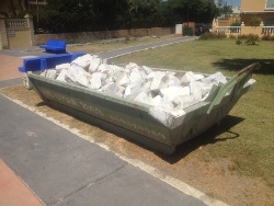 cuba cargada de piedras para muro